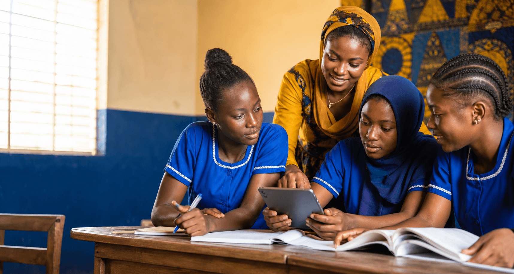 Jeunes filles africaines en apprentissage avec une mentore